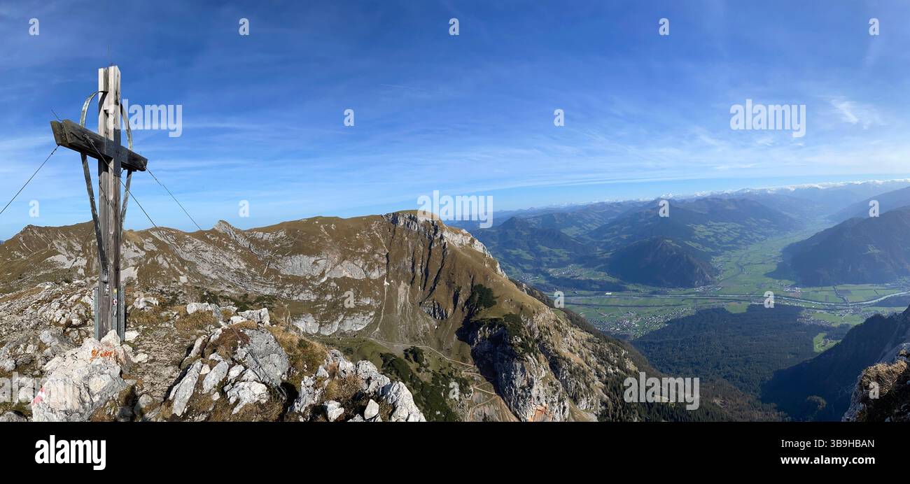 Vue depuis le sommet du Haidachstellwand dans le Rofan jusqu'à l'Inntal et le Zillertal, Karwendelgebirge, Rofankette, panorama, automne, nature, montagnes, activité, soleil, nuages, ciel bleu, randonnée, tour de montagne, Tyrol, Autriche Banque D'Images