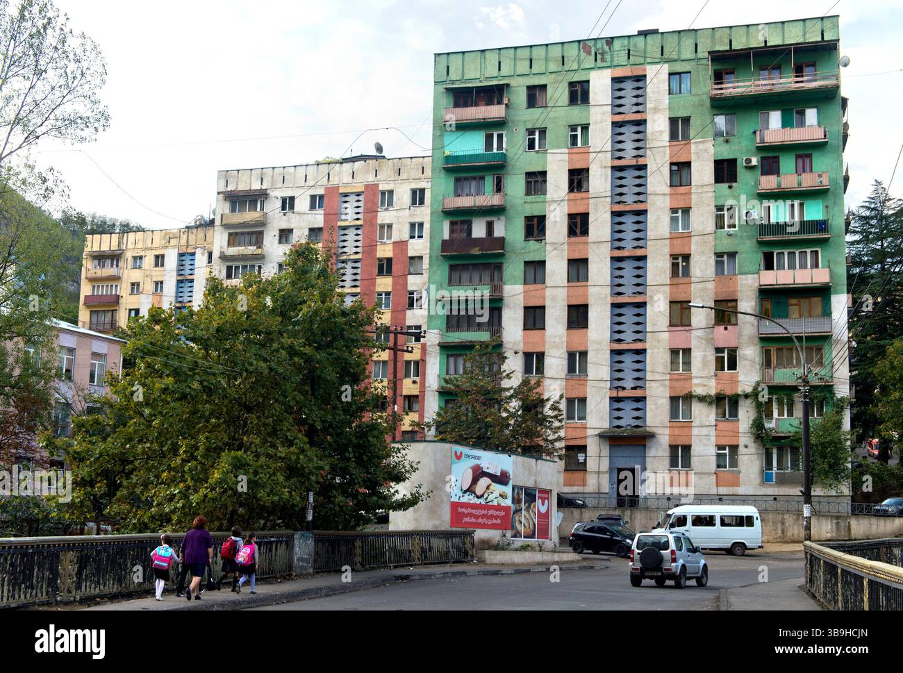 Immeubles d'appartements de l'ère soviétique nécessitant une rénovation, ville minière de Chiatura, Géorgie Banque D'Images