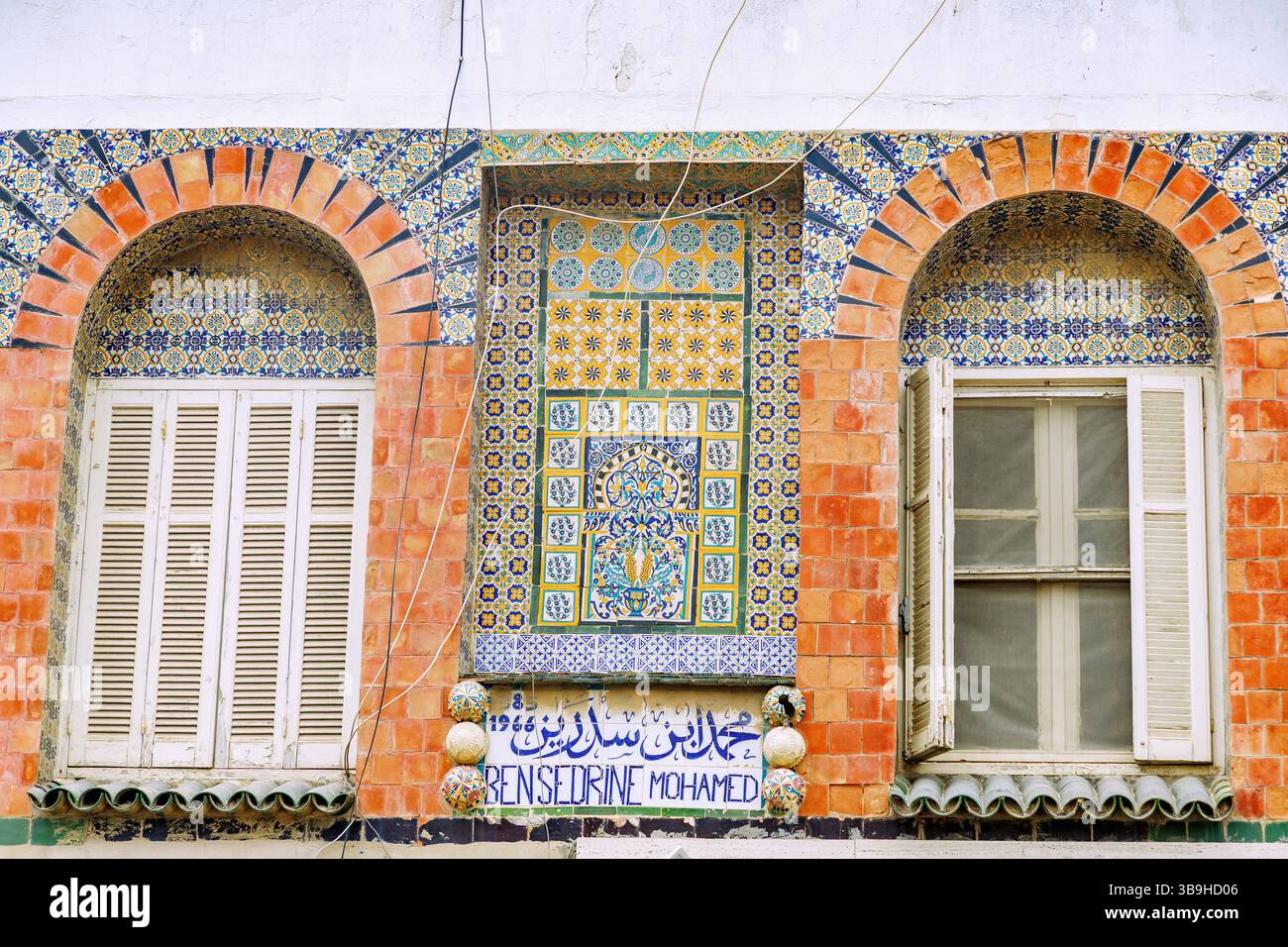 Façade de maison avec décoration de tuiles ornementales à Nabeul, Tunisie Banque D'Images