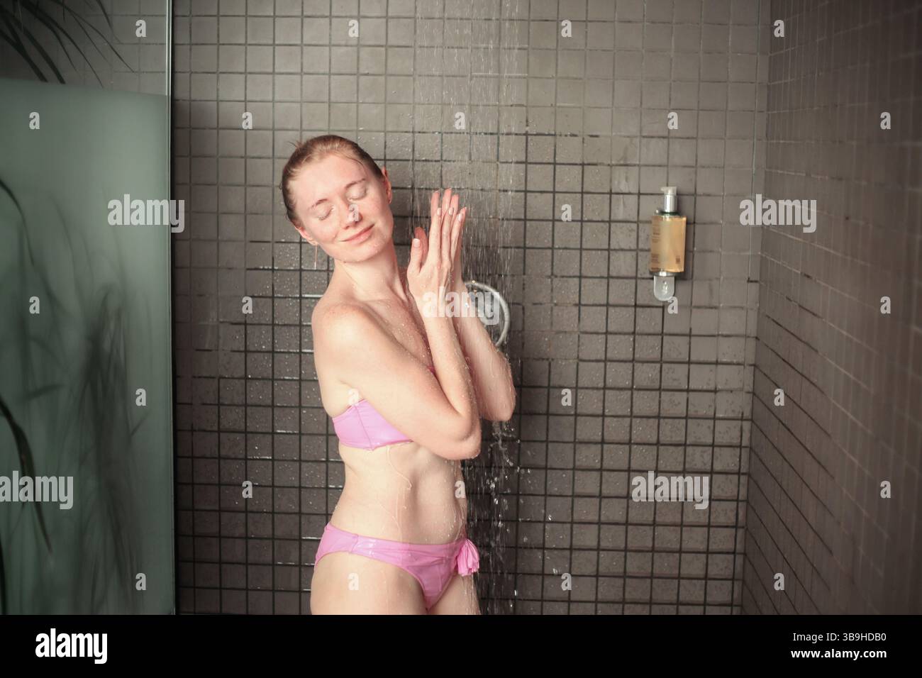 Routine de beauté et d'hygiène féminine dans la cabine de douche spa. Banque D'Images