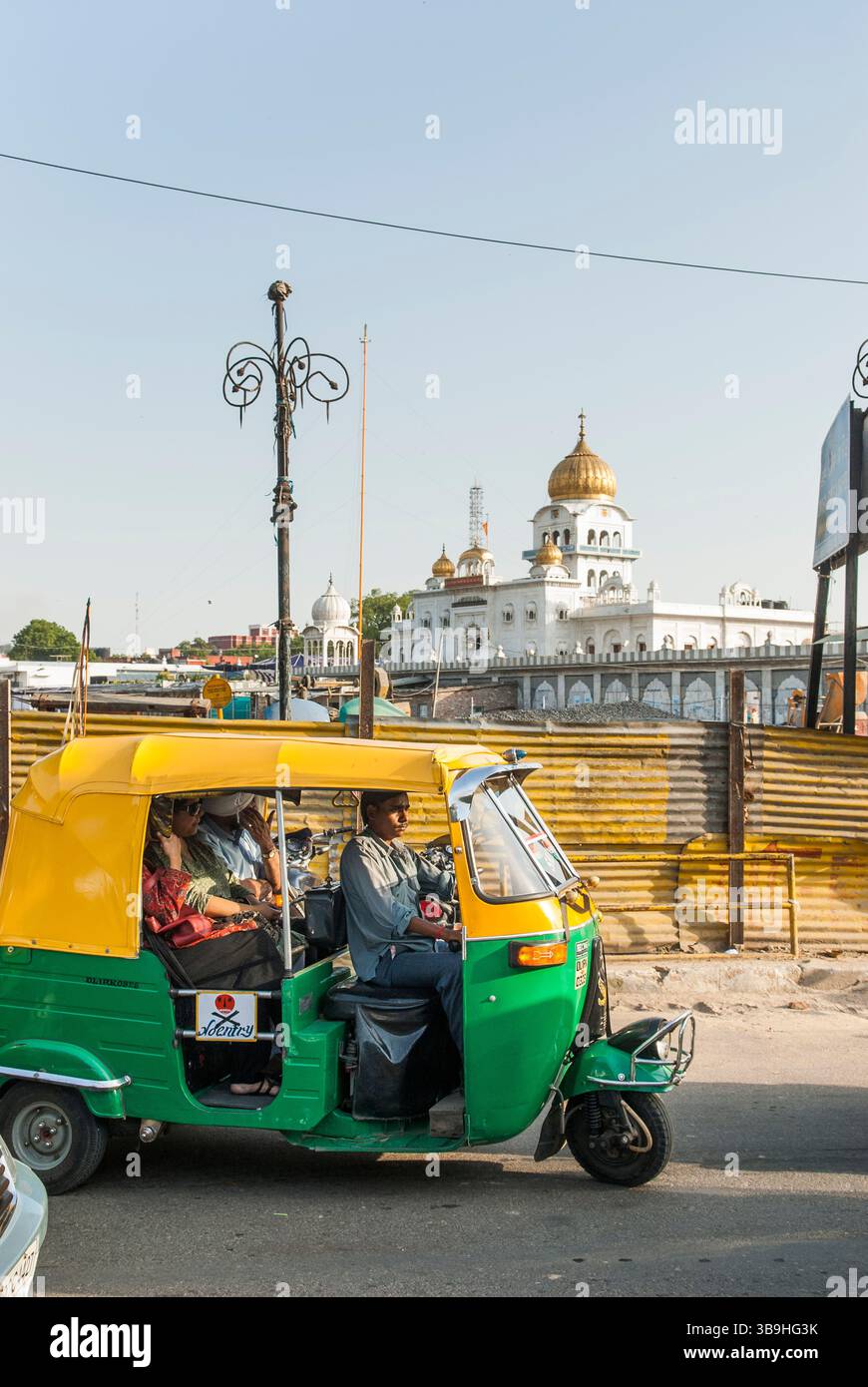Pousse-pousse automatique devant le Gurudwara Bangla Sahib, le gurdwara sikh le plus important, ou maison de culte sikh, à Delhi, Inde, Asie Banque D'Images