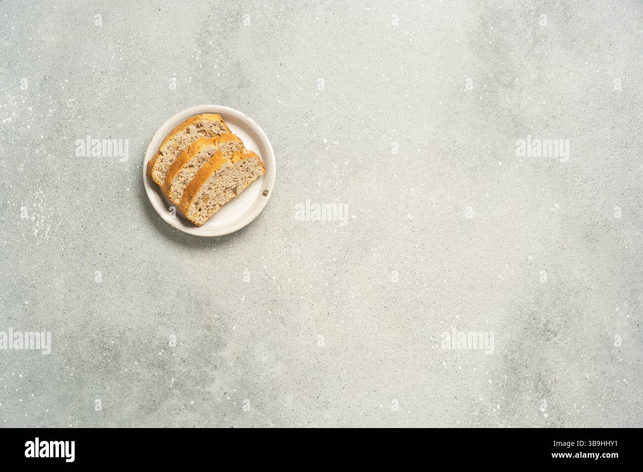 Pain grillé unique avec marmelade sur surface grise. Banque D'Images