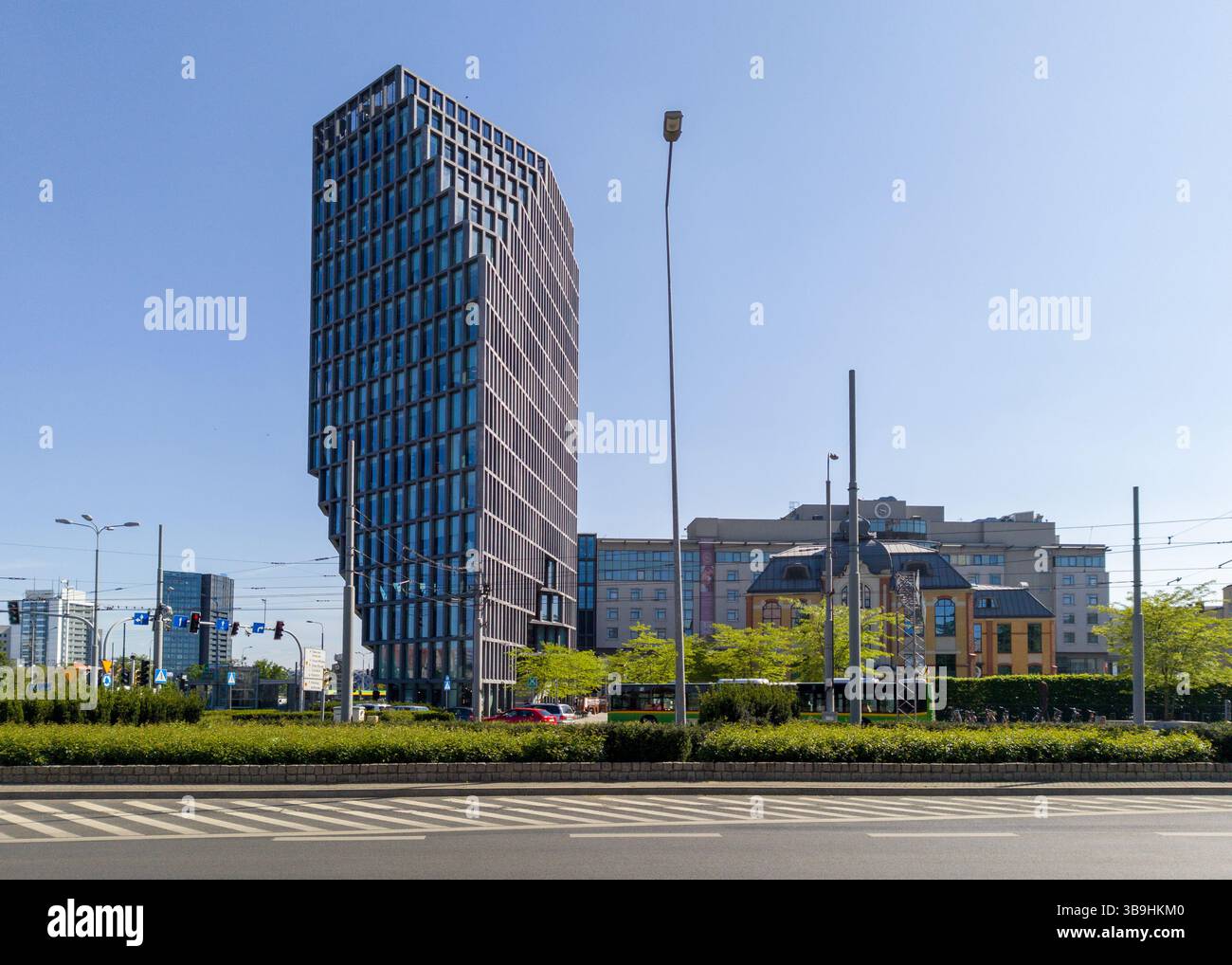 Poznan, Pologne - 08 mai 2025 : Tour de bureaux Baltique à l'architecture moderne dans le centre de Poznan Banque D'Images