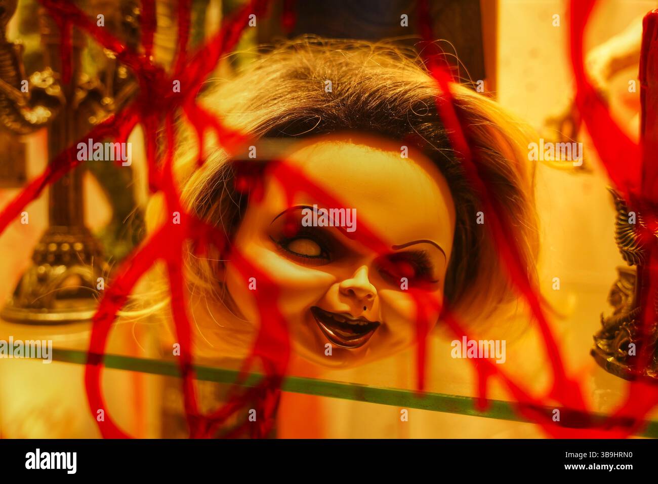 Chucky de la franchise de jeu d'enfant montré comme une pièce maîtresse dans un magasin local vendant des accessoires d'Halloween Banque D'Images