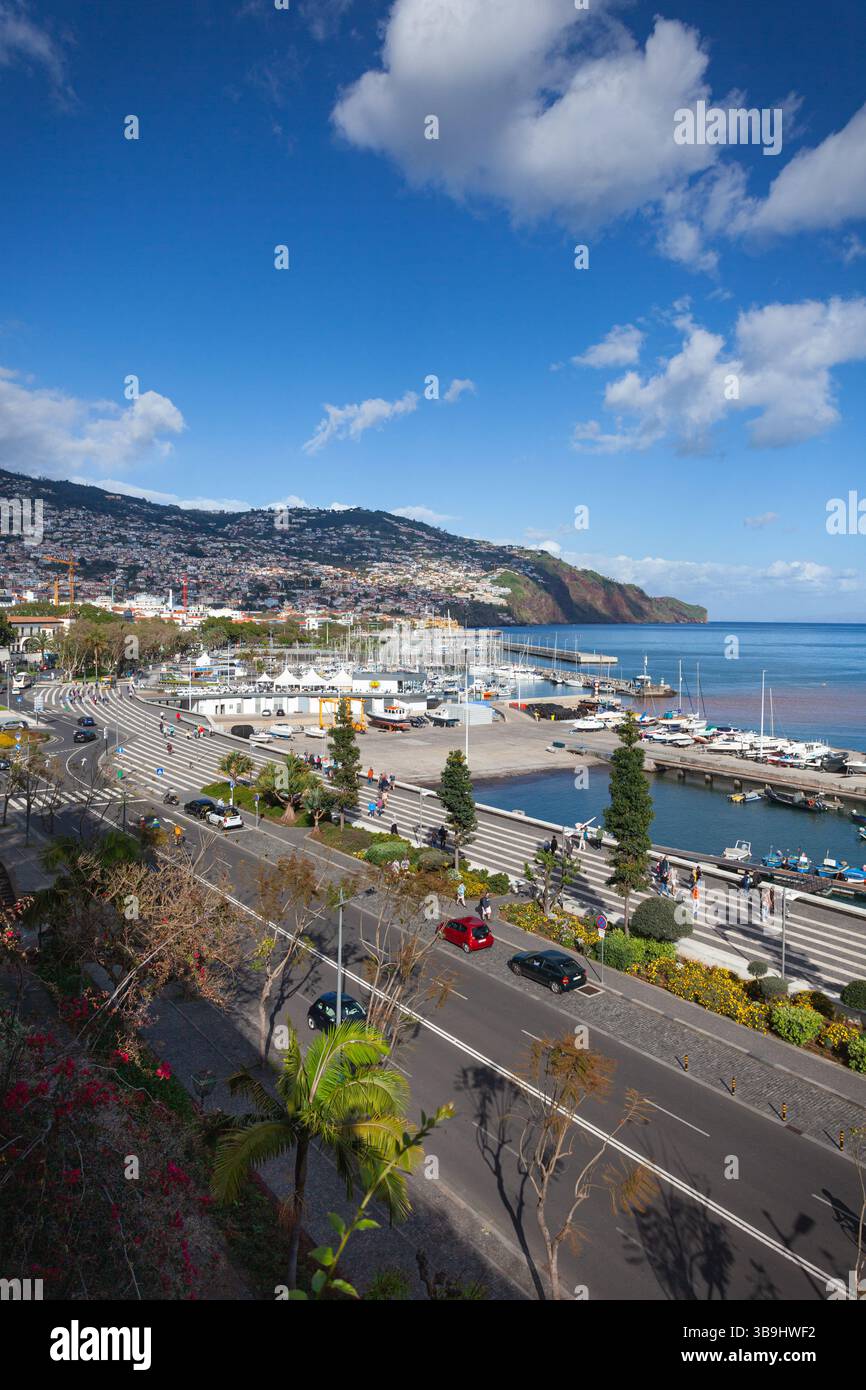 Vue sur la baie de Funchal à Madère, avec Avenida do Mar au premier plan et Funchal Marina. et le port en arrière-plan. Banque D'Images