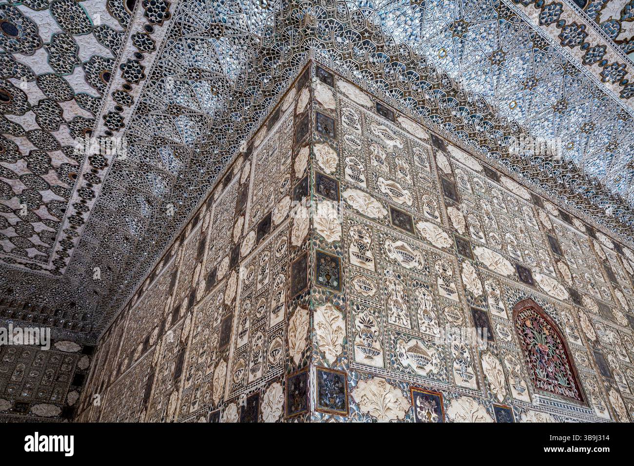 Plafond en miroir complexe et murs du Sheesh Mahal, Amber Palace, Amer Banque D'Images