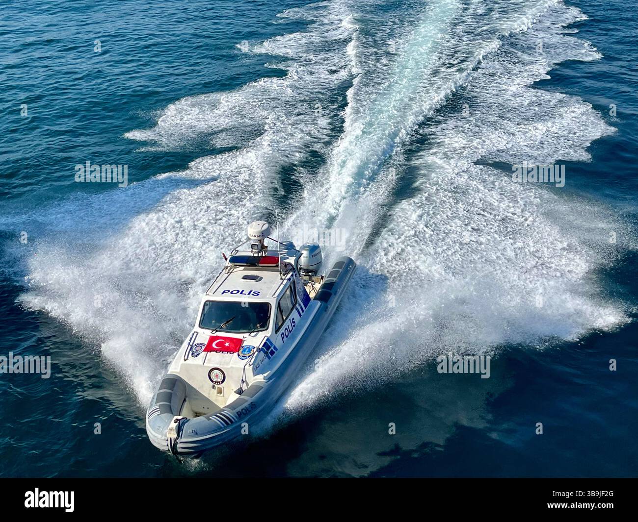 Bateau de police sur la Corne d'Or, Istanbul, Turquie - Image de stock capturée avec un smartphone