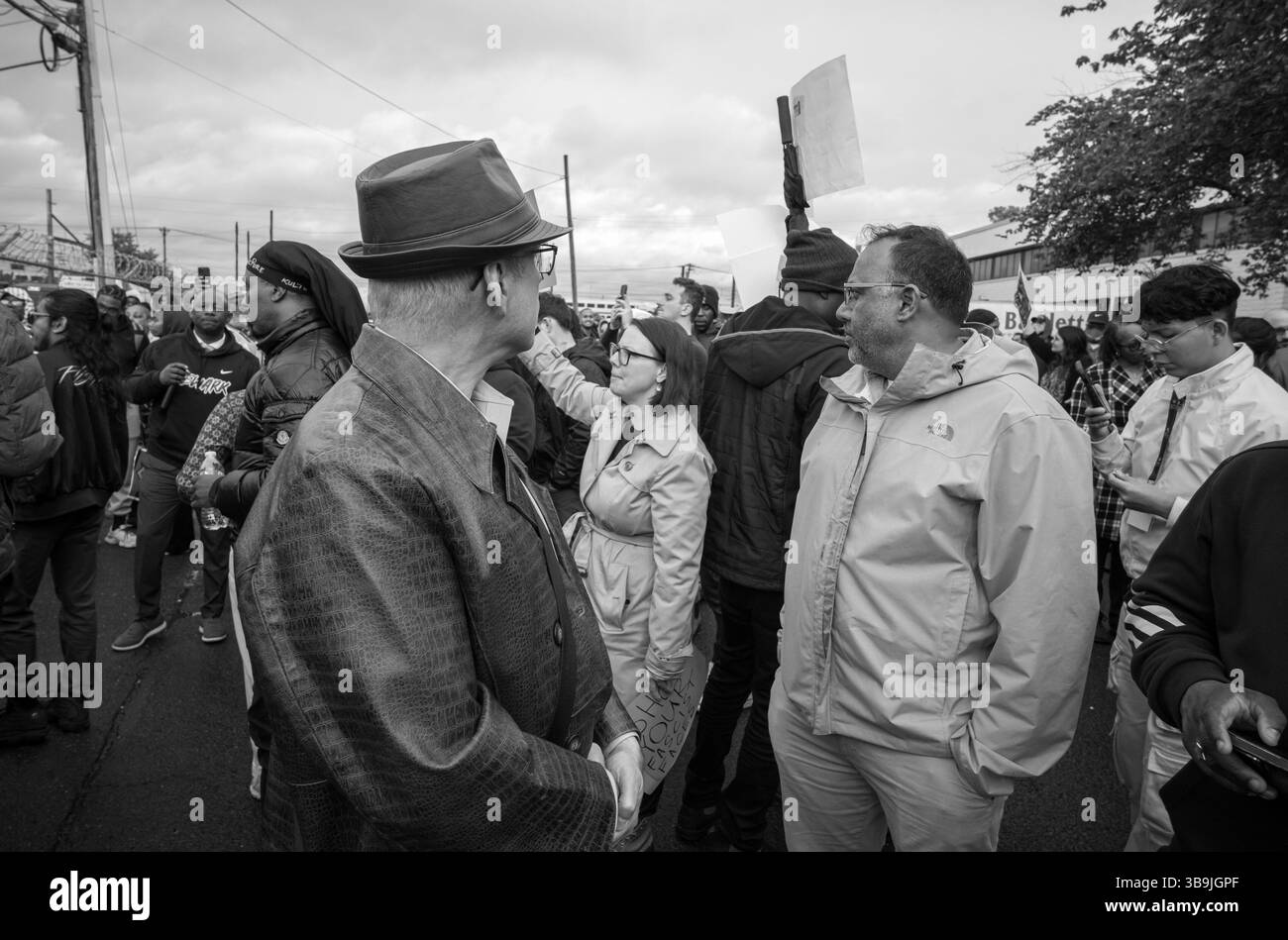 Newark, New Jersey, États-Unis. 9 mai 2025. Des manifestants apparaissent dans un centre de détention fédéral à Newark, New Jersey, attendant la libération du maire de Newark, Ras J. Baraka, d-NJ Auparavant Baraka a été arrêté pour intrusion dans le gouvernement fédéral, en particulier L'ICE, a rouvert le centre de détention pour mineurs au mépris des lois de la ville et de l'État concernant le certificat d'occupation (CO), les inspections et les permis. (Crédit image : © Brian Branch Price/ZUMA Press Wire) USAGE ÉDITORIAL SEULEMENT ! Non destiné à UN USAGE commercial ! Banque D'Images