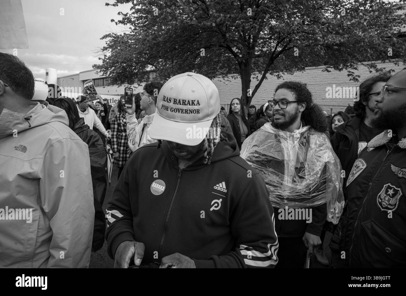 Newark, New Jersey, États-Unis. 9 mai 2025. Des manifestants apparaissent dans un centre de détention fédéral à Newark, New Jersey, attendant la libération du maire de Newark, Ras J. Baraka, d-NJ Auparavant Baraka a été arrêté pour intrusion dans le gouvernement fédéral, en particulier L'ICE, a rouvert le centre de détention pour mineurs au mépris des lois de la ville et de l'État concernant le certificat d'occupation (CO), les inspections et les permis. (Crédit image : © Brian Branch Price/ZUMA Press Wire) USAGE ÉDITORIAL SEULEMENT ! Non destiné à UN USAGE commercial ! Banque D'Images