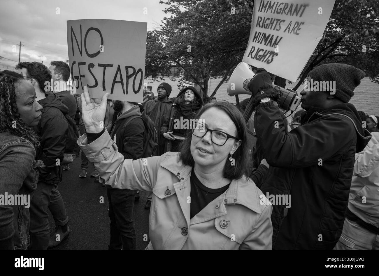 Newark, New Jersey, États-Unis. 9 mai 2025. Des manifestants apparaissent dans un centre de détention fédéral à Newark, New Jersey, attendant la libération du maire de Newark, Ras J. Baraka, d-NJ Auparavant Baraka a été arrêté pour intrusion dans le gouvernement fédéral, en particulier L'ICE, a rouvert le centre de détention pour mineurs au mépris des lois de la ville et de l'État concernant le certificat d'occupation (CO), les inspections et les permis. (Crédit image : © Brian Branch Price/ZUMA Press Wire) USAGE ÉDITORIAL SEULEMENT ! Non destiné à UN USAGE commercial ! Banque D'Images