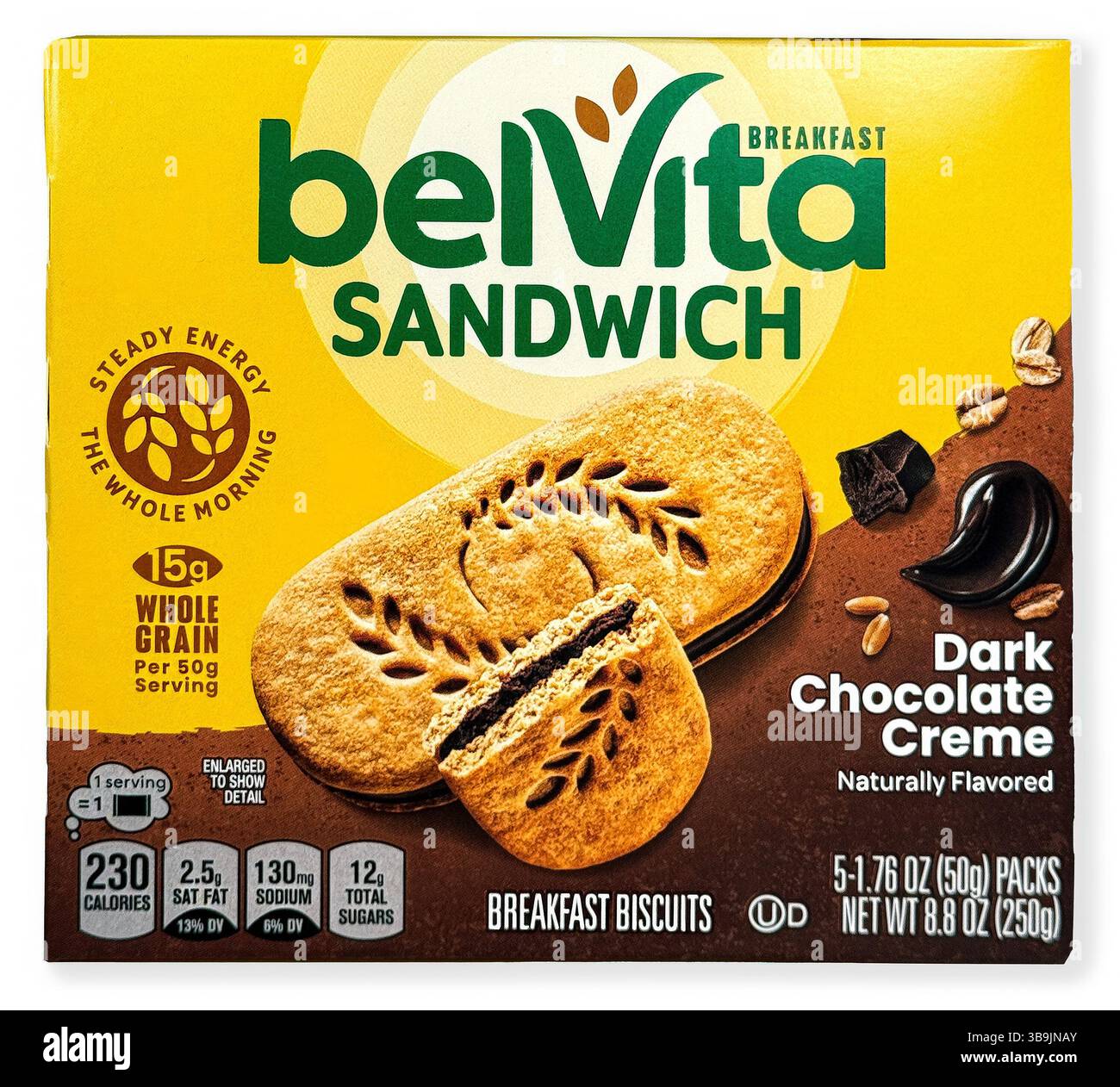 Biscuits sandwichs au chocolat noir crème BelVita. Fabricant : ce sont les glucides à libération lente qui se décomposent progressivement dans le corps. Banque D'Images
