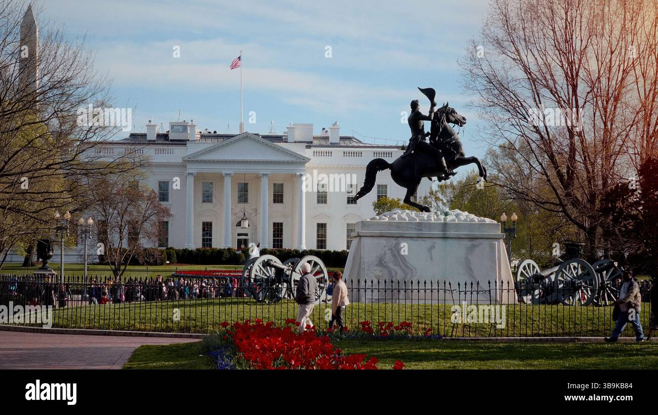 WASHINGTON DC, USA - 08 AVRIL 2017 - statue d'Andrew Jackson devant la Maison Blanche avec des touristes marchant à Lafayette Square, Washington DC Banque D'Images