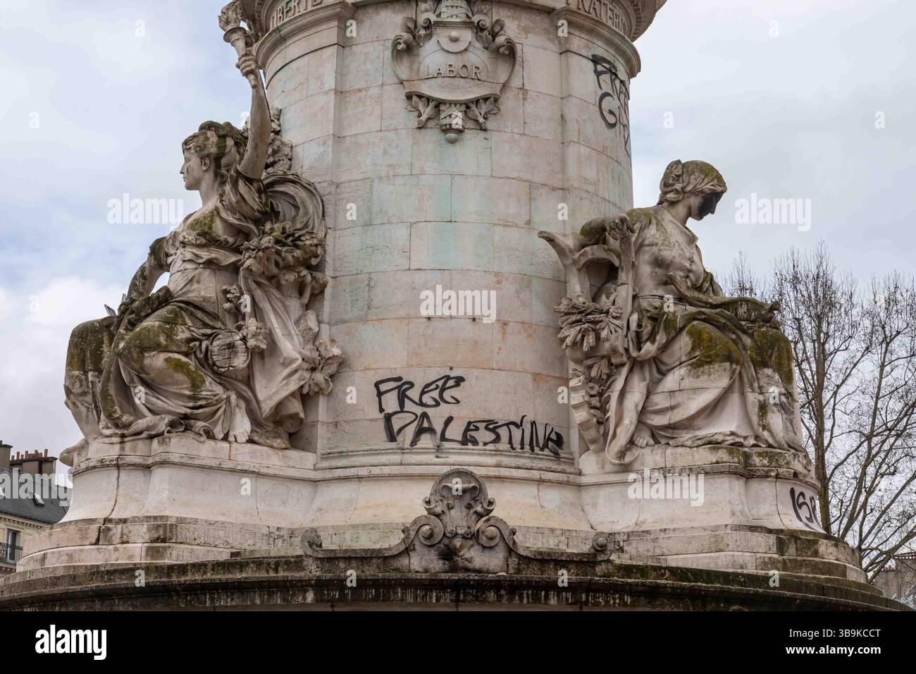 Graffiti gratuit Palestine sur Monument à la République place de la République dans le quartier folie-Méricourt à Paris, France Banque D'Images