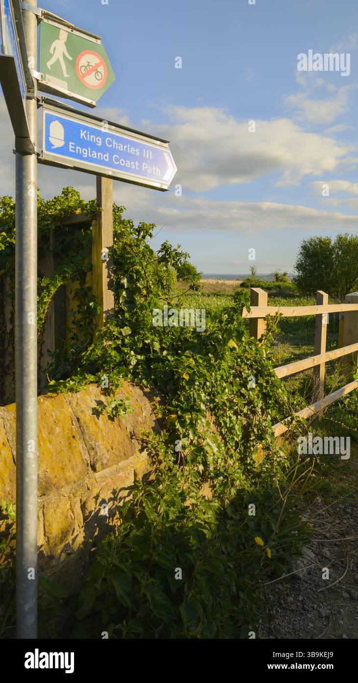 King Charles III England Coast Path signe. National Trail.Parkgate, Cheshire, Royaume-Uni. - Image de stock capturée avec un smartphone