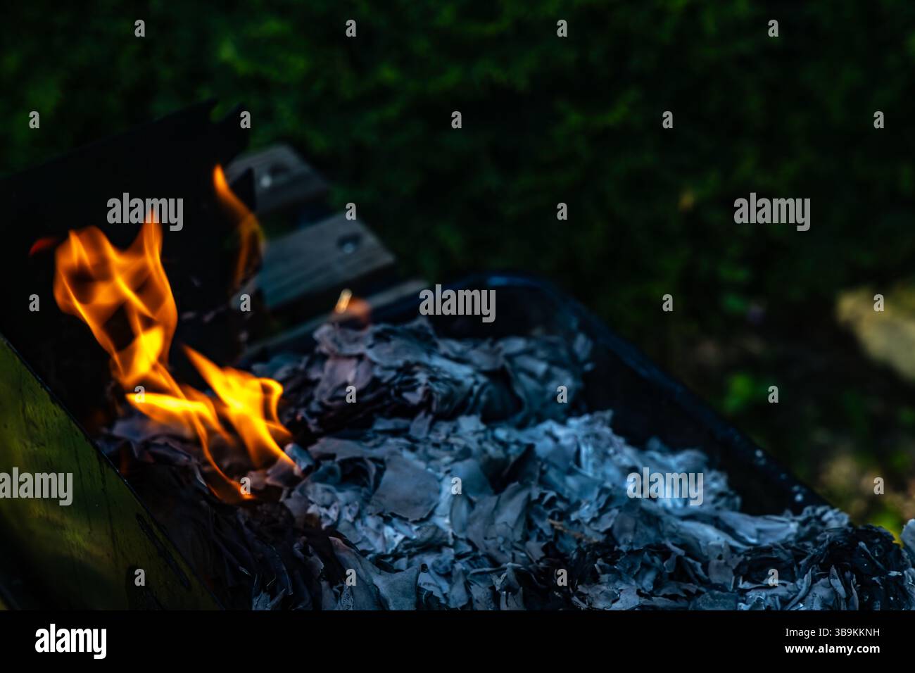 Brûler de vieux documents, des documents secrets brûlés dans un feu de joie par les services, effacer des traces Banque D'Images