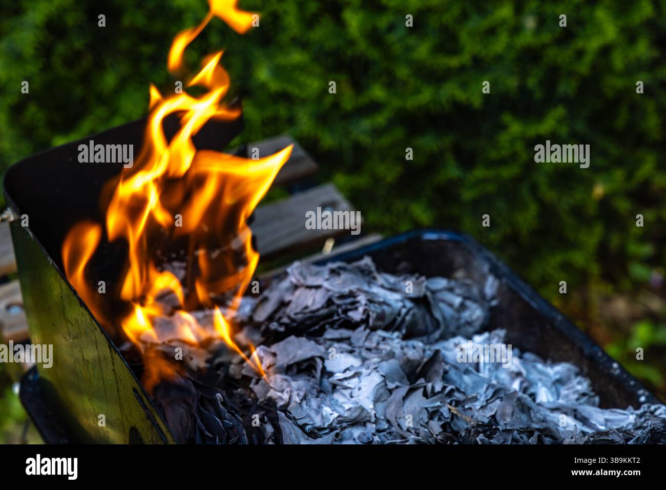 Brûler de vieux documents, des documents secrets brûlés dans un feu de joie par les services, effacer des traces Banque D'Images