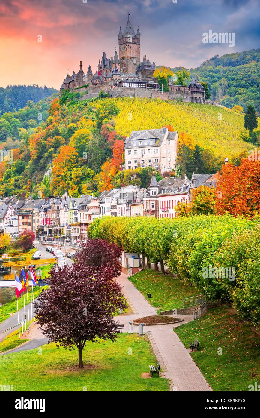Cochem, Allemagne en automne, un feuillage vibrant entoure la romantique vallée de la Moselle, mettant en valeur des vignobles colorés et le charme médiéval en Rhénanie- Banque D'Images