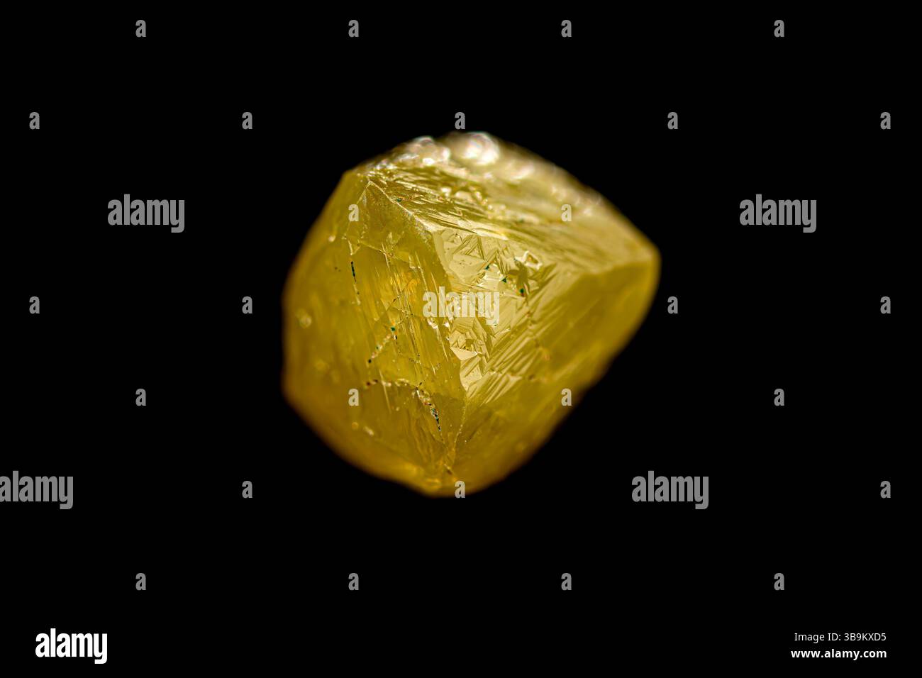 Gros plan naturel brut non coupé cristal de diamant jaune fantaisie sur fond sombre (mise au point sélective) Banque D'Images