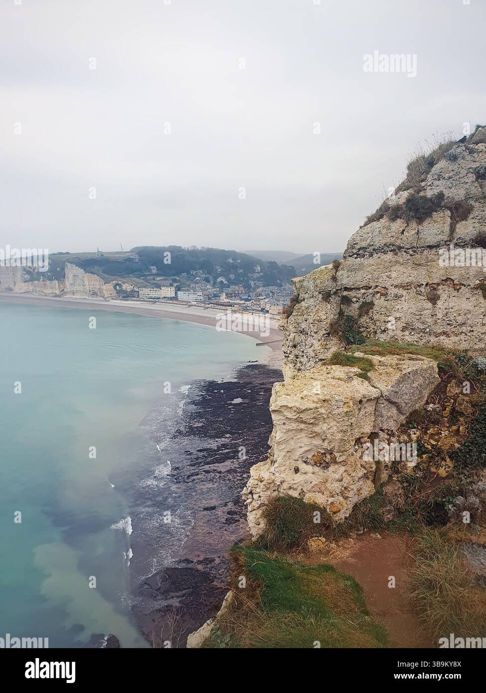 Falaise côtière avec vue sur la ville d'Etretat. Collines rocheuses et la scène de la mer calme Banque D'Images