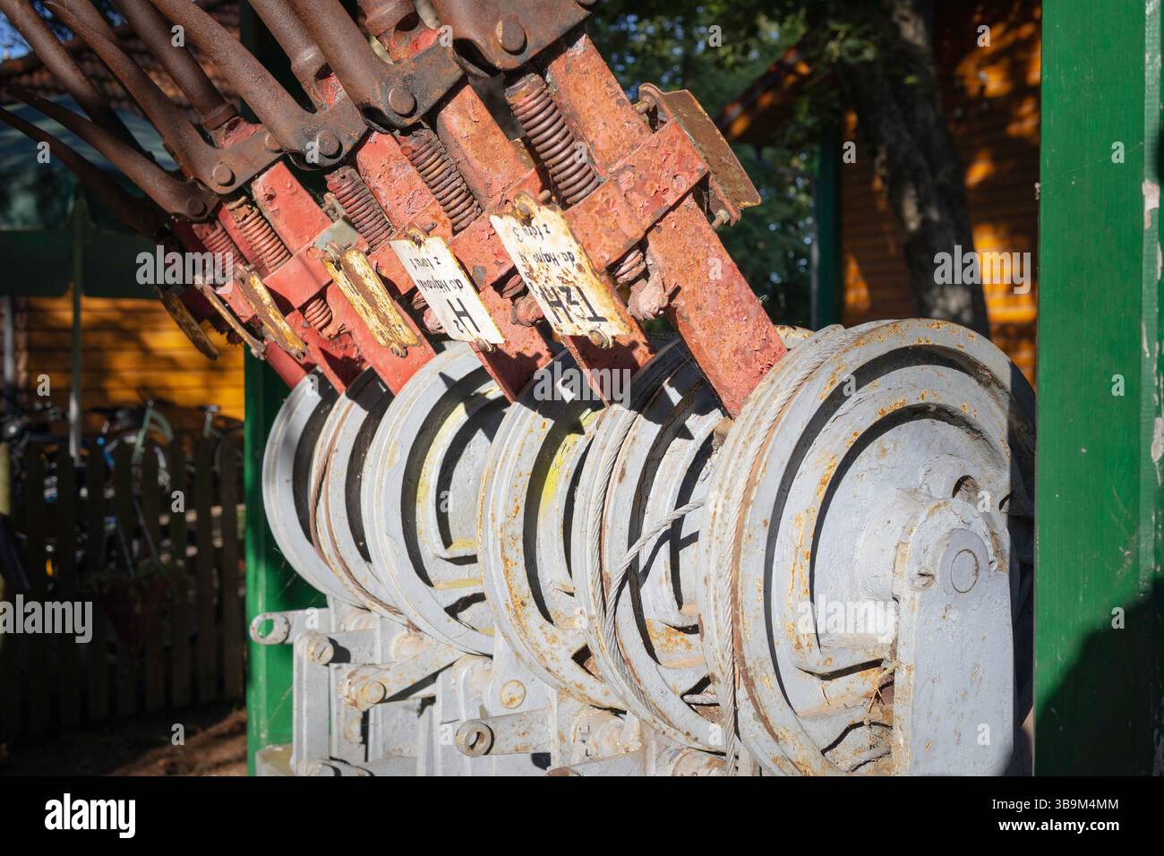 Une rangée de vieux engrenages rouillés sont alignés les uns à côté des autres. Les engrenages sont tous de tailles différentes et semblent être dans différents stades de délabrement. La scène est Banque D'Images