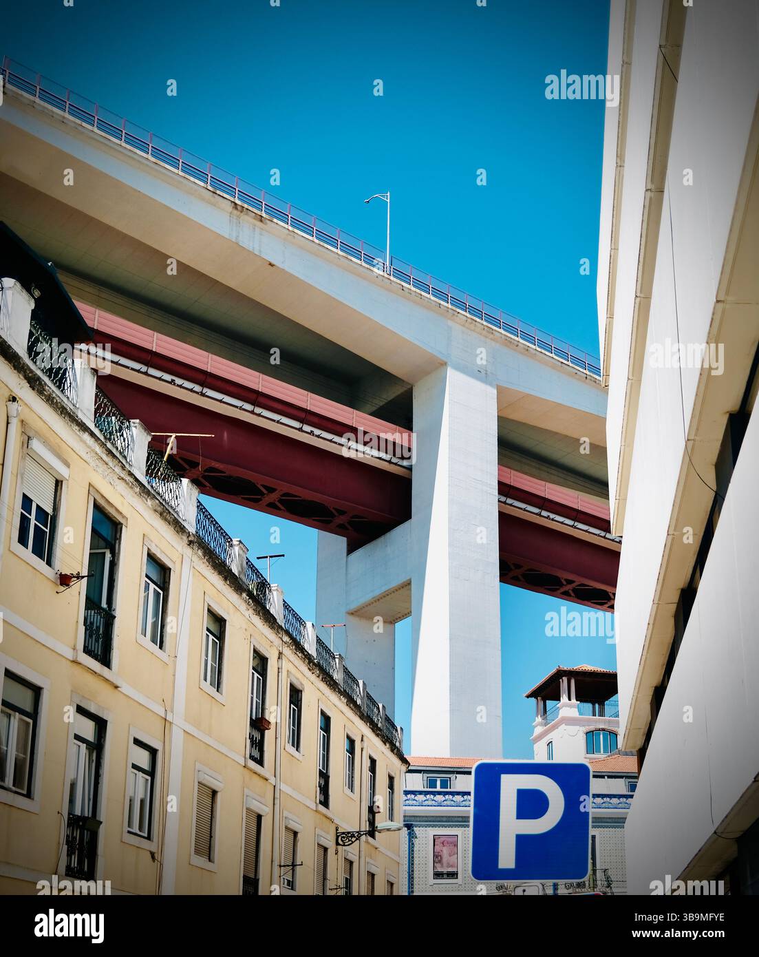 La route A2 survole des bâtiments près de l'usine LX Lisbonne Portugal Banque D'Images