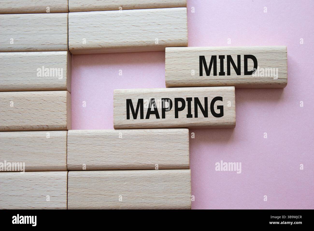 Symbole Mind Mapping. Concept Word Mind Mapping sur des blocs de bois. Beau fond rose. Business and Mind Mapping concept. Copier l'espace Banque D'Images