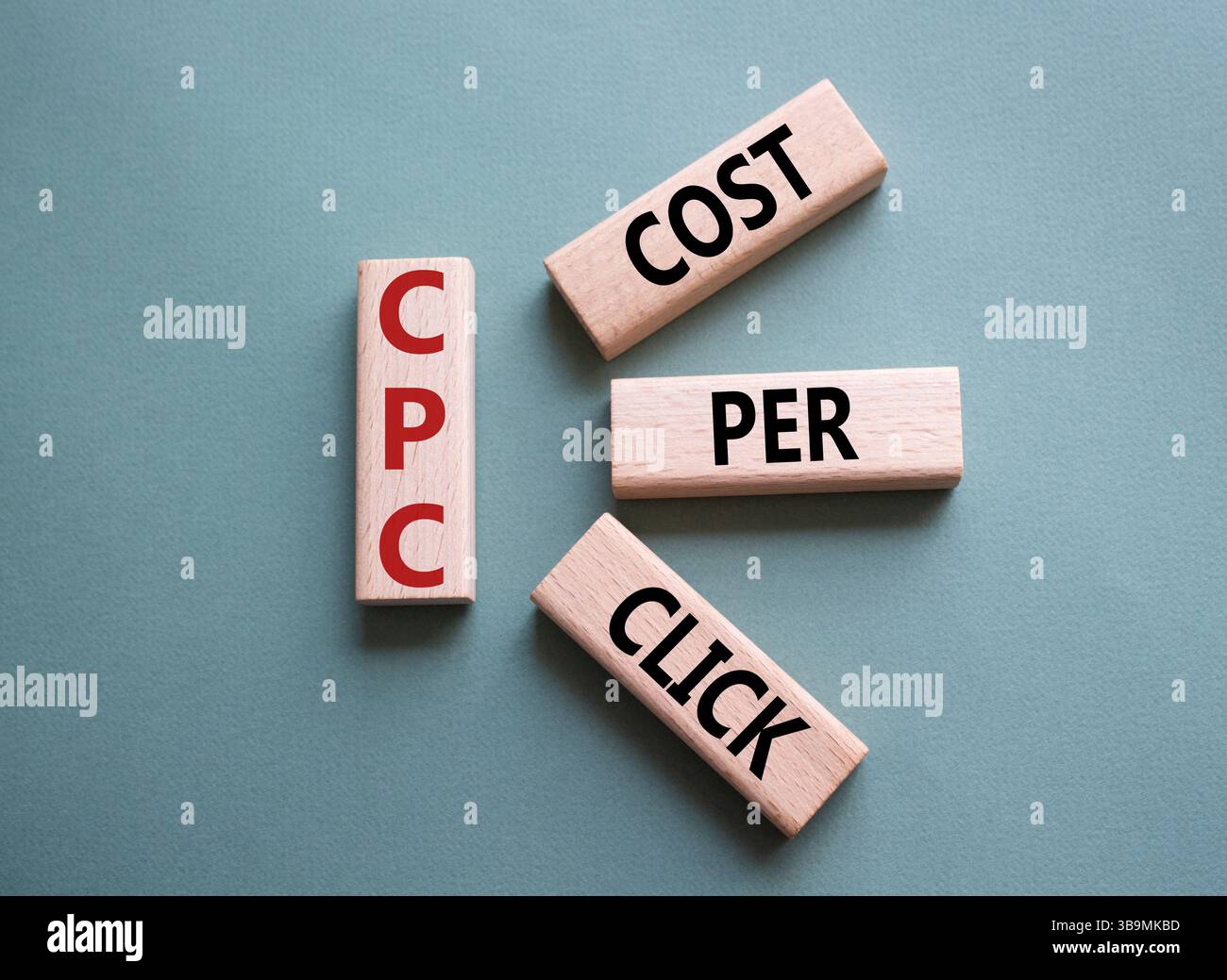 CPC - symbole coût par clic. Mot concept AGM sur cubes en bois. Beau fond vert gris. Business et AGM concept. Copier l'espace. Banque D'Images