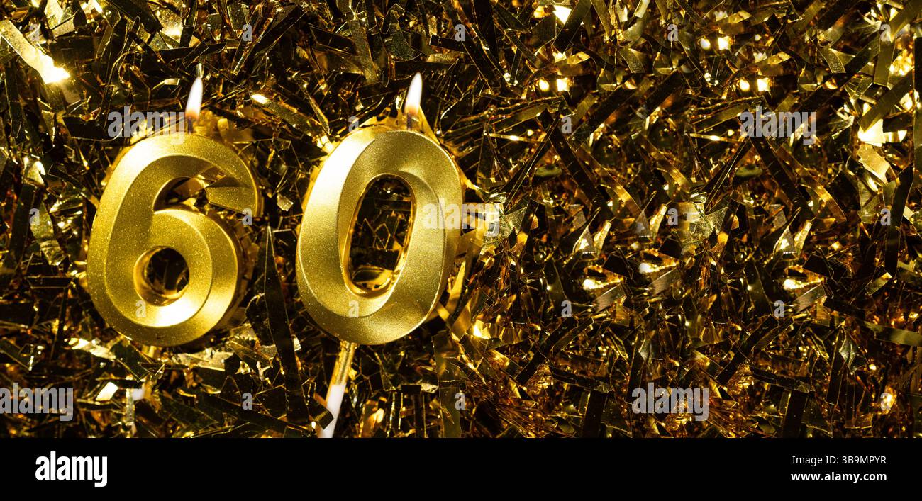 Bougies dorées numéro 60 sur fond de guirlande dorée. Célébration soixantième anniversaire. Concept de célébrer l'anniversaire et l'anniversaire. Banque D'Images