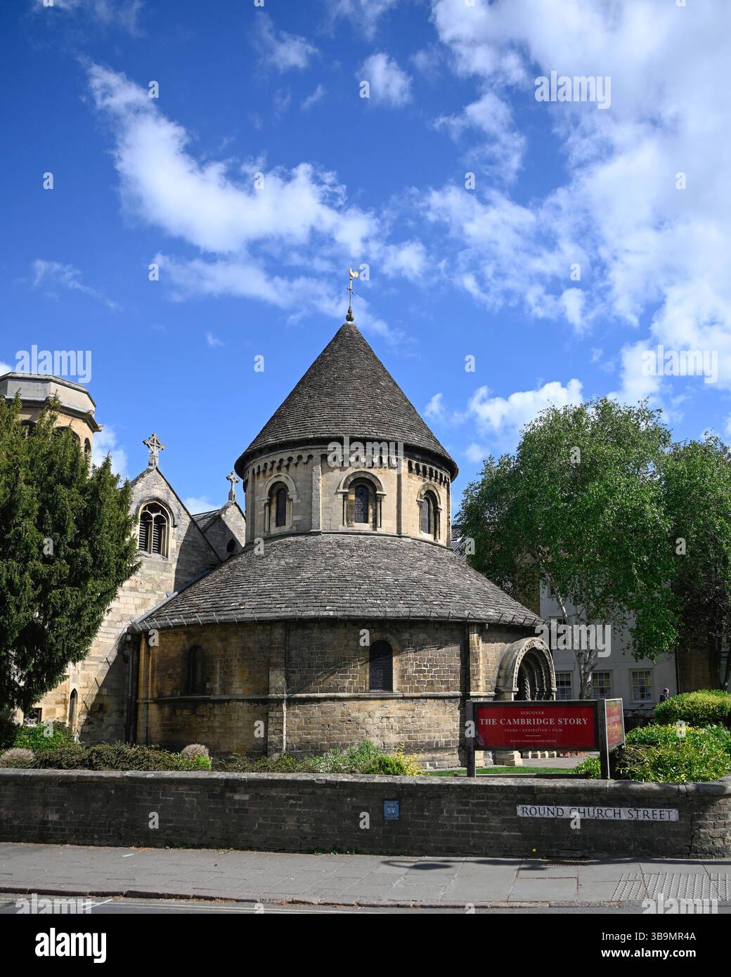 CAMBRIDGE, Royaume-Uni - 05 MAI 2025 : vue extérieure de l'église du Saint-Sépulcre, communément appelée l'église ronde Banque D'Images
