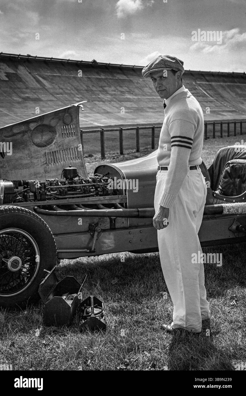 Un mécanicien se tient à côté du légendaire Graham 8 Lucenti de 1932, une Symphonie d'acier et d'histoire. Banque D'Images