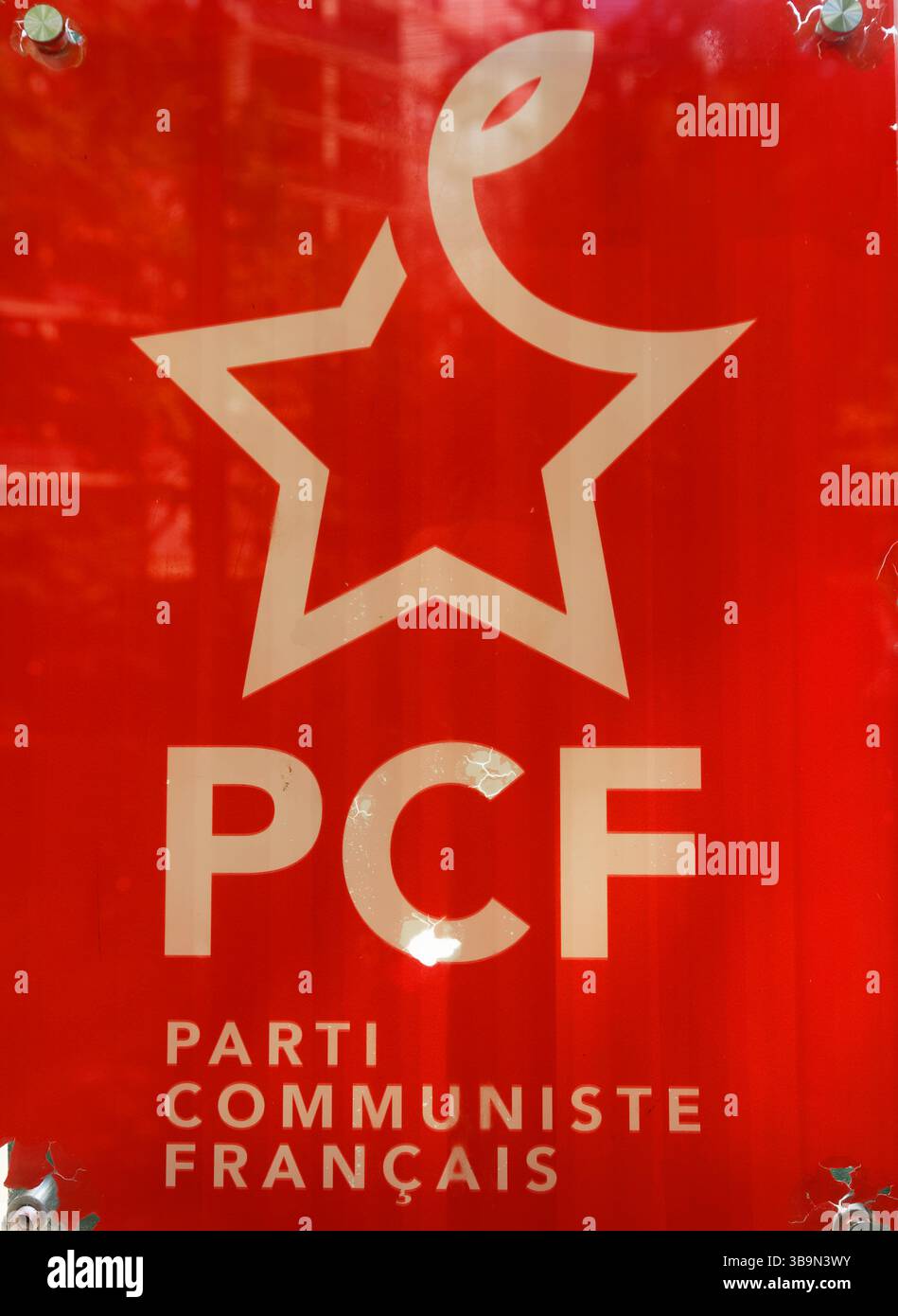 Paris, France-09 mai 2025 : logo du Parti communiste français vu au siège du Parti communiste français situé place du Colonel Banque D'Images