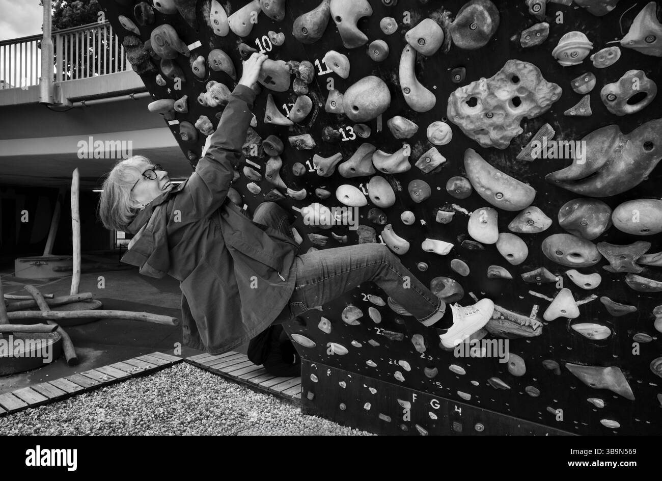 Femme âgée, 65 ans, escalade sur mur d'escalade, urbain, béton, noir et blanc, Stuttgart, Bade-Wuertemberg, Allemagne, Europe Banque D'Images