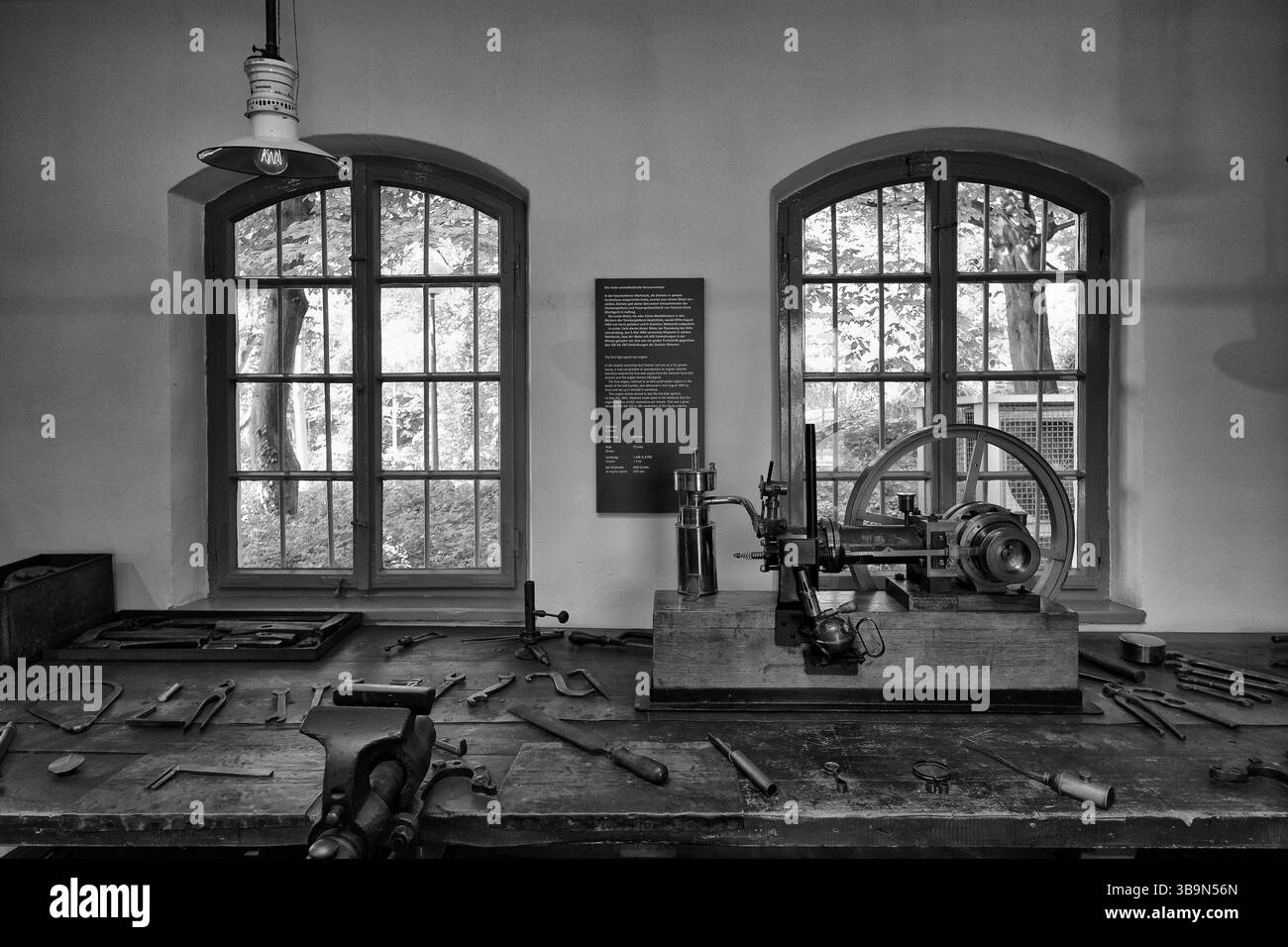 Photographie d'intérieur, premier moteur de véhicule, horloge grand-père, ancien atelier de Gottlieb Daimler dans la maison de jardin, Gottlieb Daimler Memorial si Banque D'Images