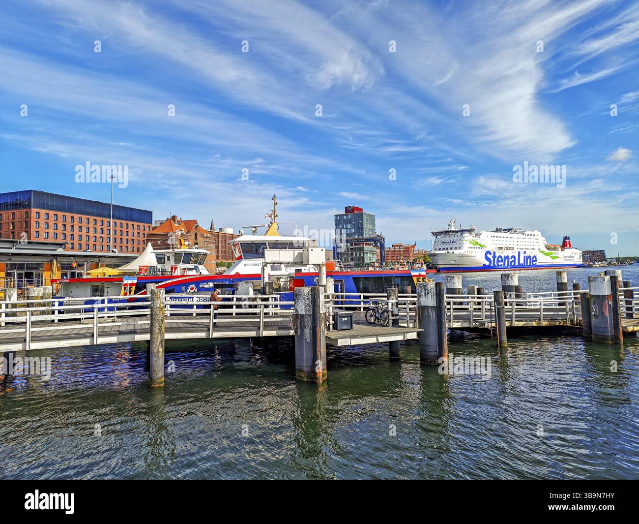 Atmosphère maritime dans le port au bout du fjord de Kiel, jetée, navires de ligne, ferry suédois de la ligne Stena au quai, maritime, buil de verre Banque D'Images