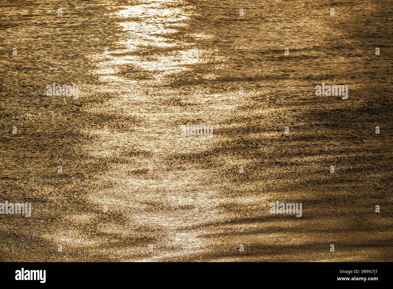 Les rayons du soleil se reflètent sur la surface de la mer, les petites vagues, la mer Baltique Banque D'Images