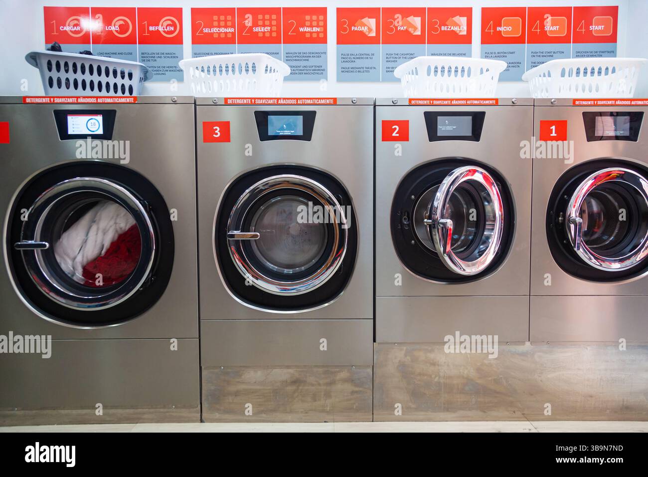 Machines à laver professionnelles installées dans la buanderie de la ville. Banque D'Images