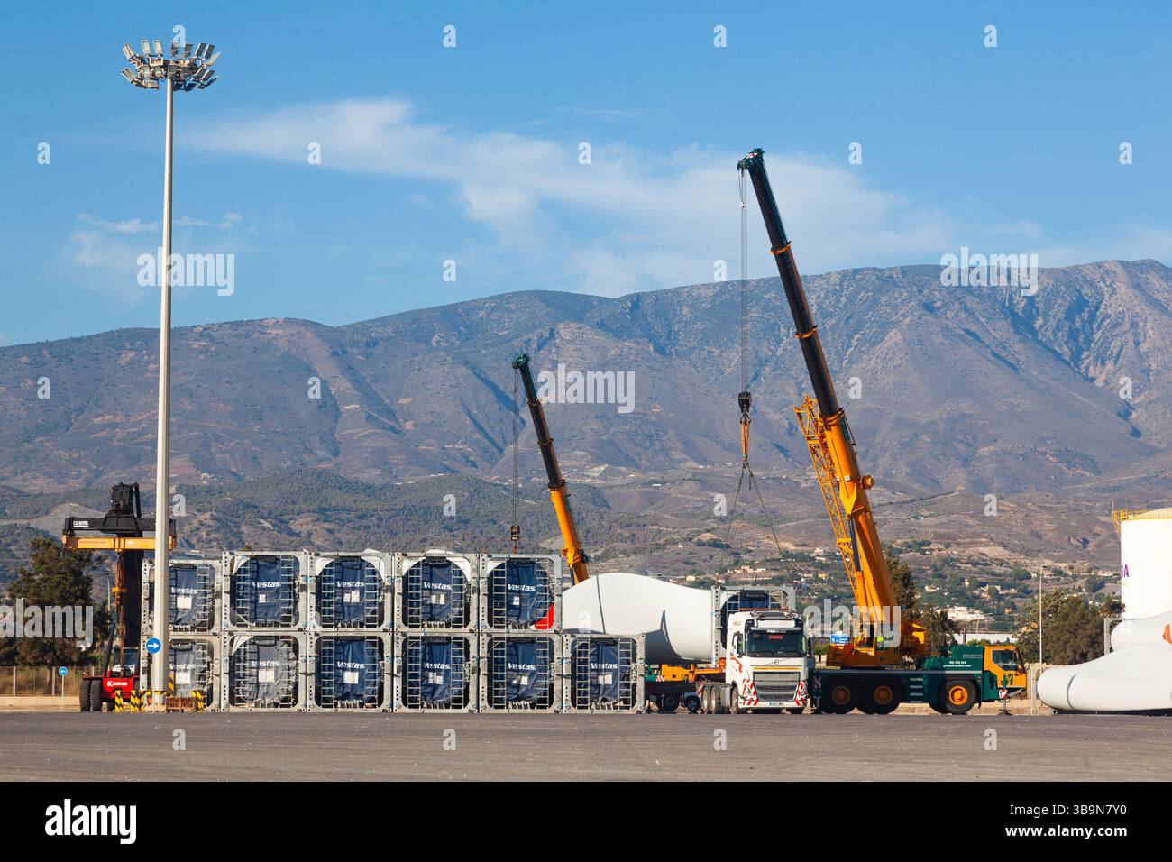 Les pales d’éoliennes Vestas sont chargées sur un camion de fret dans le port maritime de Motril en Espagne. Banque D'Images