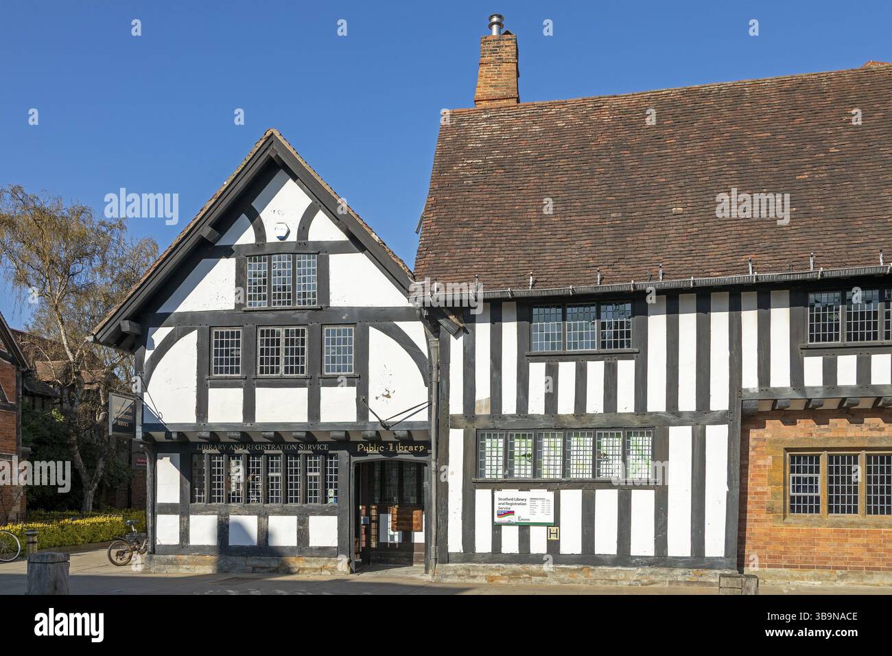 Maisons à colombages, bibliothèque, Stratford-upon-Avon, Warwickshire, Angleterre, grande-Bretagne Banque D'Images