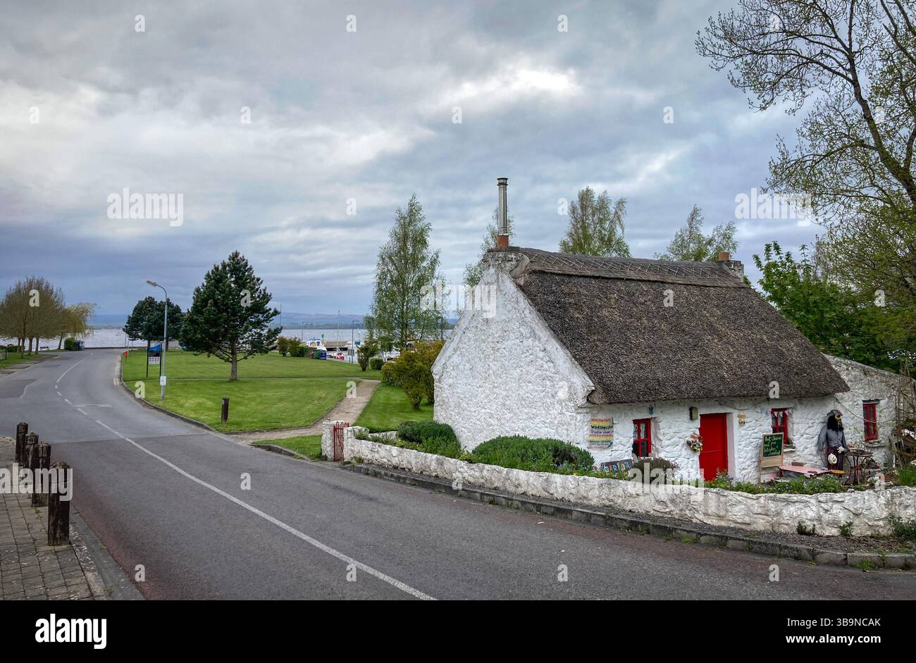 Une vieille maison en pierre avec toit de chaume dans le comté de Dromineer Tipperary, Irlande. Il se trouve sur les rives du Lough Derg, à 8 km au nord-ouest de Nenagh - Image de stock capturée avec un smartphone
