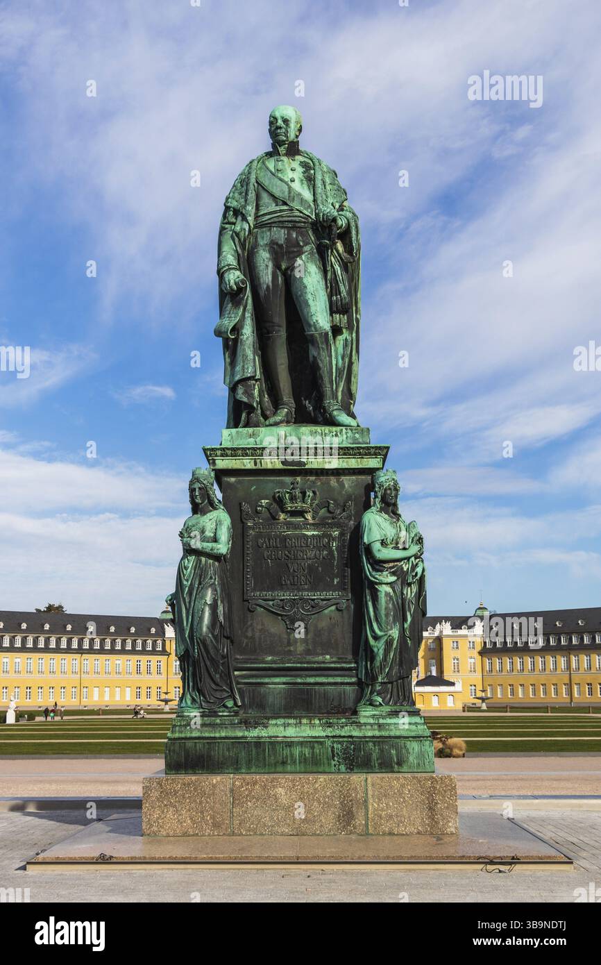 Karlsruhe est la deuxième plus grande ville de l'État fédéral allemand du Bade-Wuertemberg, ce qui en fait la 21ème plus grande ville d'Allemagne et située sur la plate-forme Banque D'Images