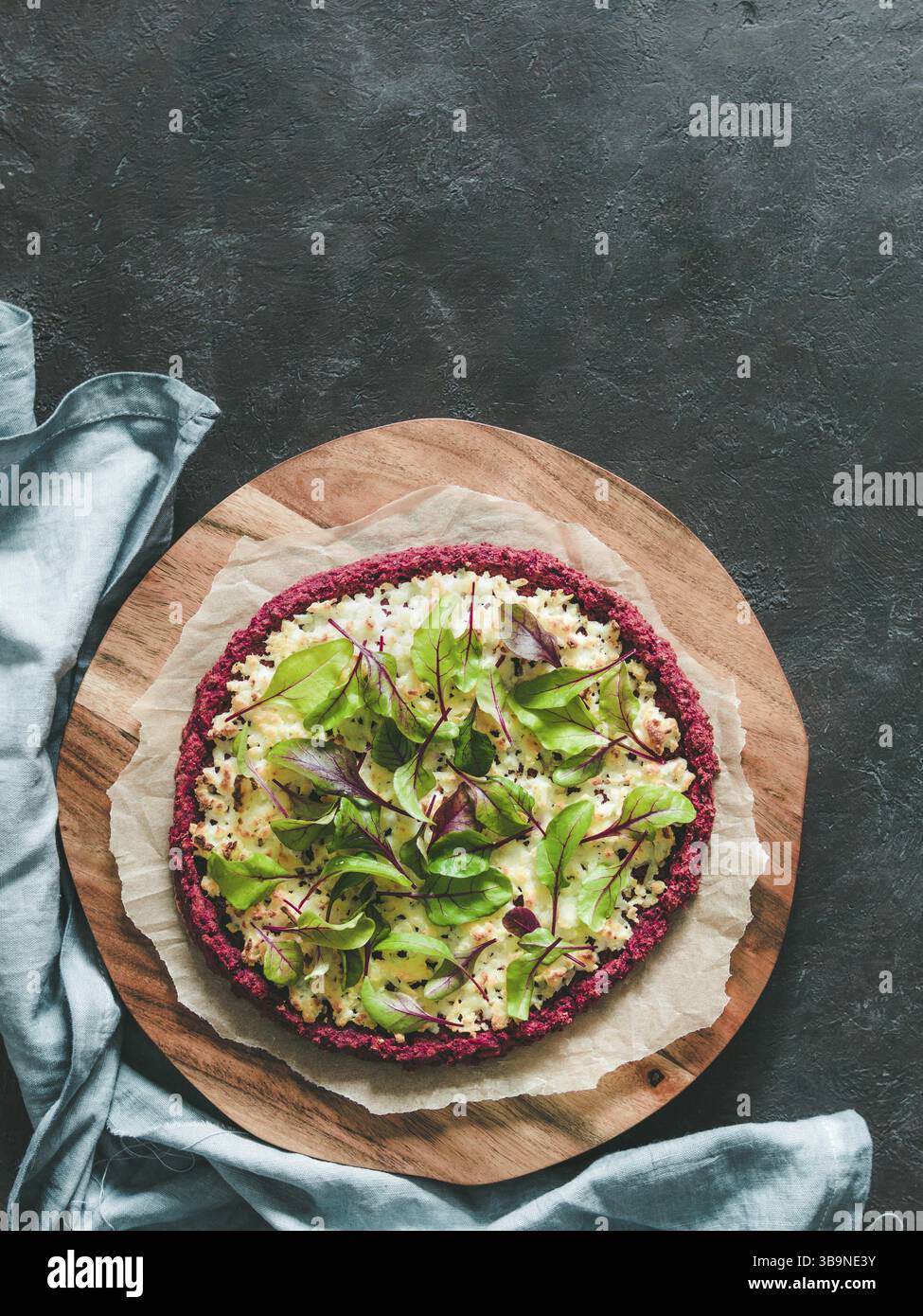Croûte de pizza de betterave avec des blettes suisses fraîches ou des feuilles de betterave de mangold.idées et recettes pour une collation végétalienne saine.croûte de pizza sans œufs avec des graines de chia a Banque D'Images