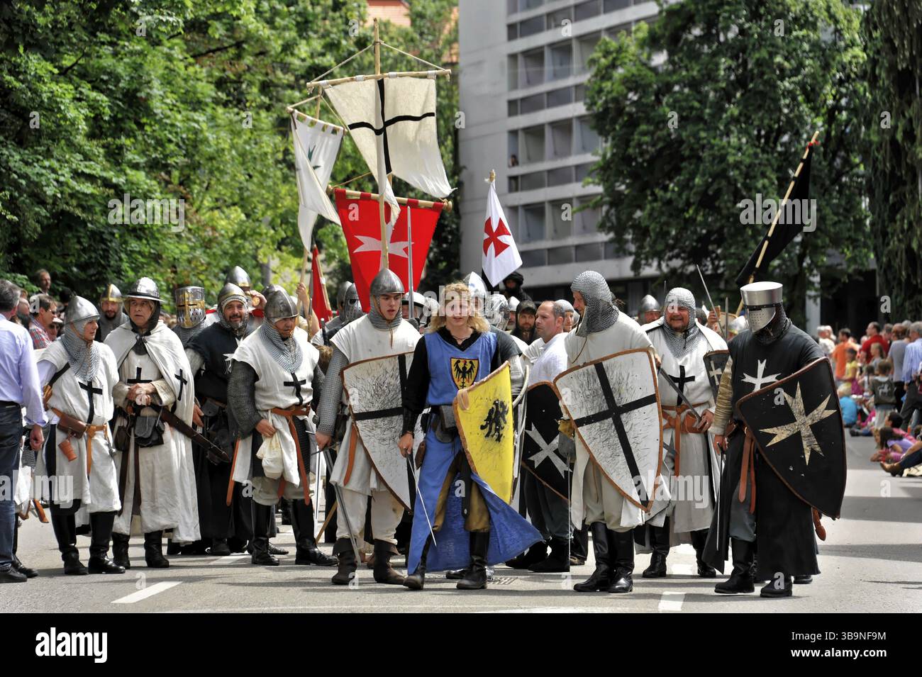 850 ans de Gmuend, Schwaebisch Gmuend, Bade-Wuerttemberg, Groupe de chevaliers en armure et boucliers marchant pendant un défilé, 850 ans de Gmuend, Sch Banque D'Images