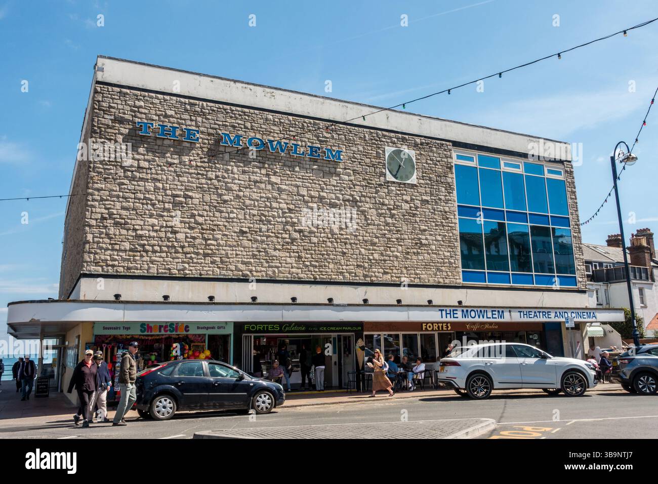 Vue de face du Mowlem Theatre et des boutiques à Swanage Banque D'Images