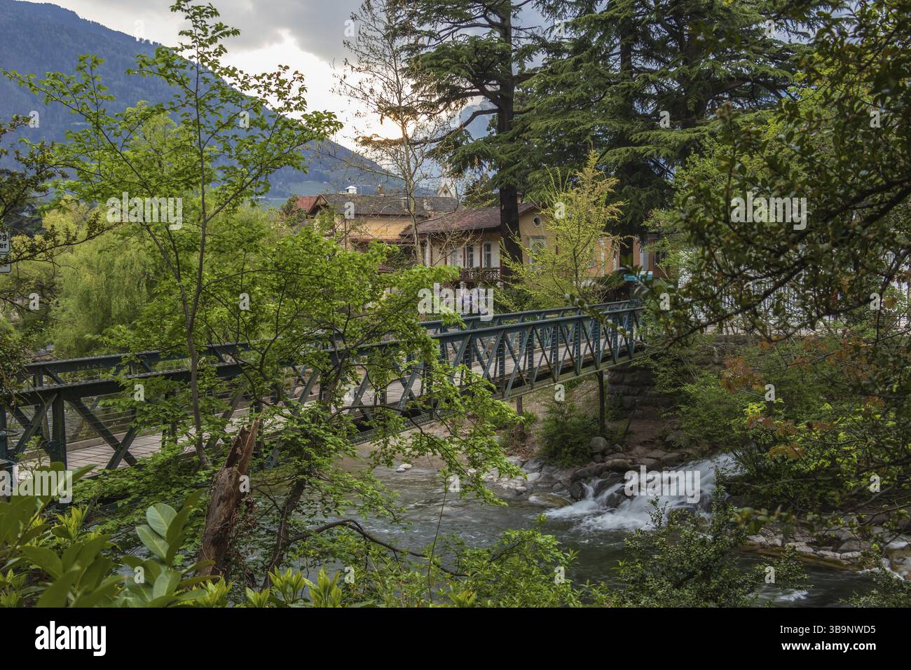 La ville thermale de Merano se trouve au cœur de la région du Tyrol du Sud, sur le versant sud des Alpes. En raison de son emplacement, cette ville multiculturelle i Banque D'Images