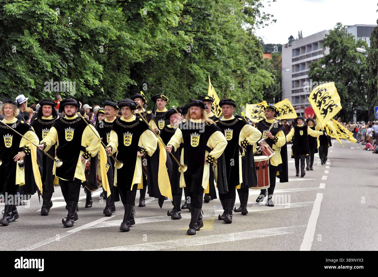 850 ans de Gmuend, Schwaebisch Gmuend, Bade-Wuertemberg, Groupe de trompettistes en costumes noirs et jaunes défilant dans un défilé, 850 ans de Gmuen Banque D'Images