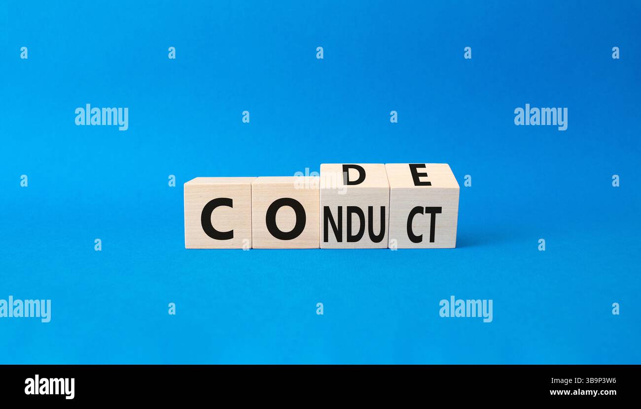 Symbole du code de conduite. Cubes en bois tournés avec des mots Code de conduite. Beau fond bleu. Concept d'entreprise et de code de conduite. Copier sp Banque D'Images