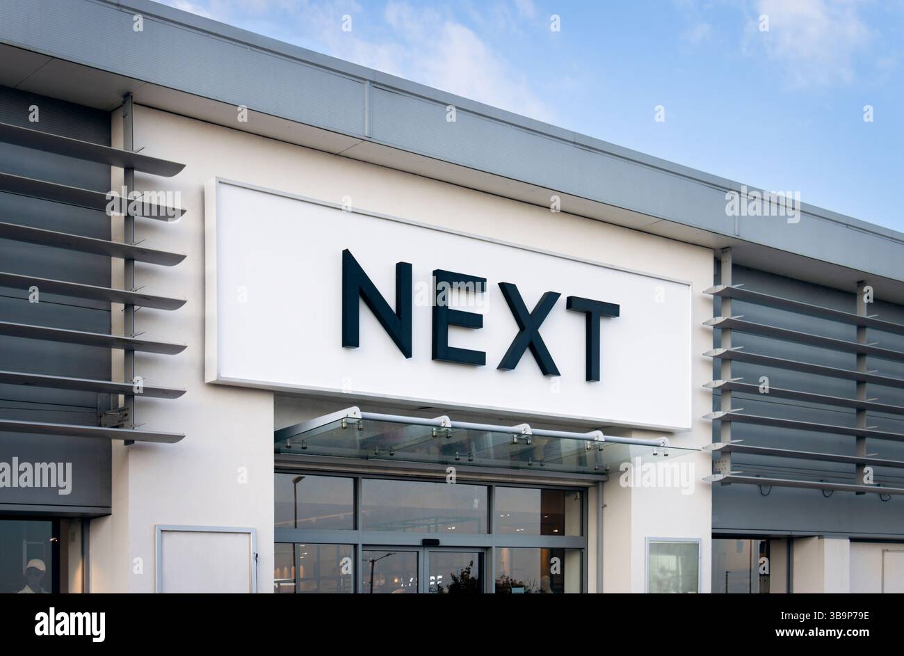 Next PLC magasin de vêtements de détail logo, chaussures et magasin d'articles pour la maison - multinationale britannique avec siège à Enderby Royaume-Uni. À la Bourse de Londres Banque D'Images
