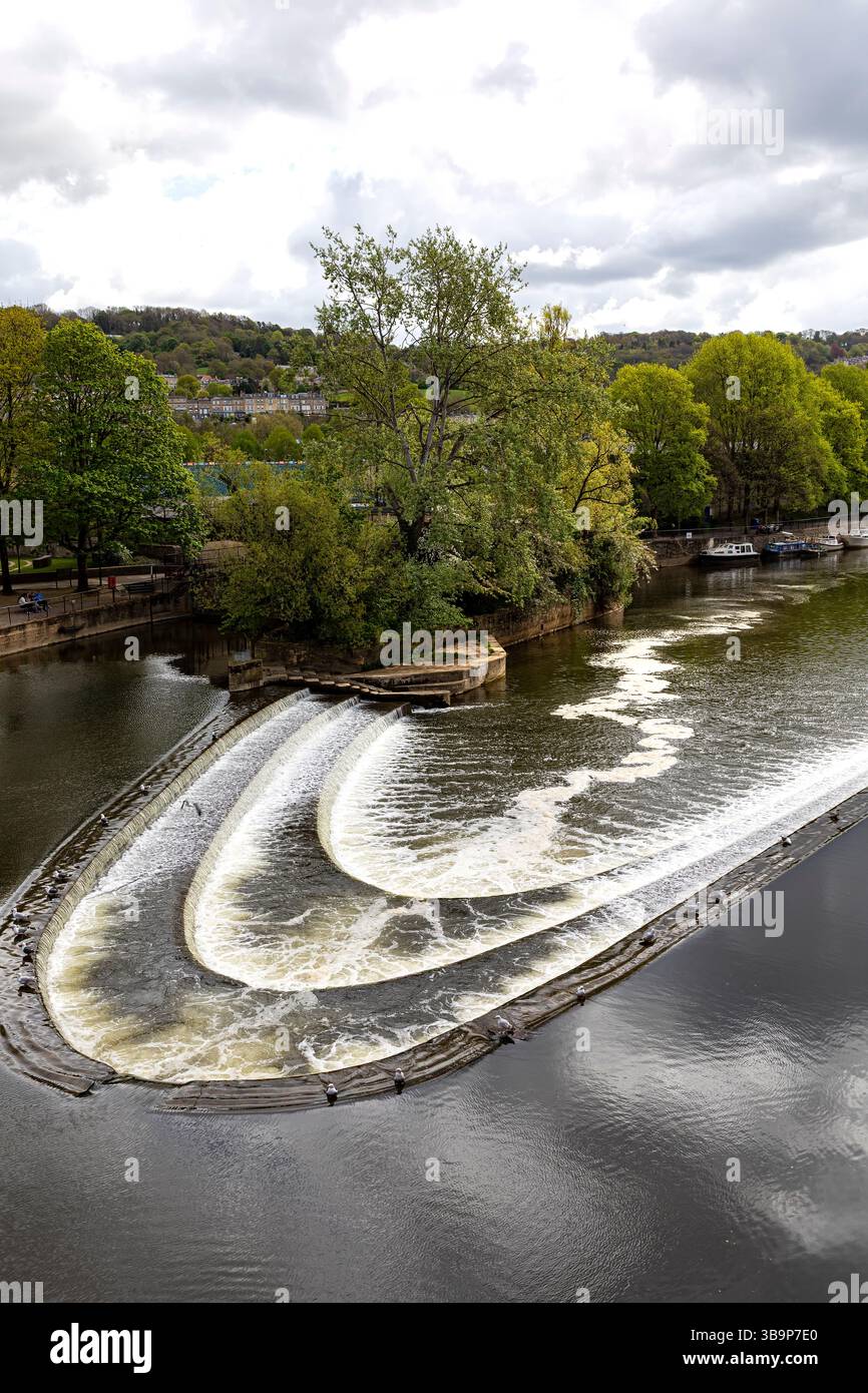 Bath, Angleterre. La rivière Avon dans le centre-ville historique, Bath, Somerset, Angleterre, Royaume-Uni Banque D'Images