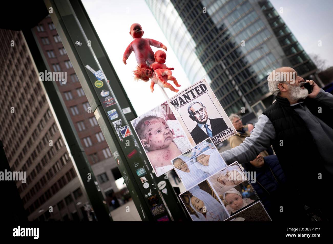 Al-Kuds-Tag, Pro-Palaestina Demonstration DEU, Deutschland, Allemagne, Berlin, 29.03.2025 Symbol Tote Kinder und Schild Wanted Foto von Benjamin Netanyahu , Ministerpraesident des Staates Israel - Demonstranten von palaestinensischen und islamischen Organisatoren beim Protest der Demonstration und Kundgebung von Palaestinenser und der Friedensbewegung zum Al-Kuds-Tag bzw. Tag des Bodens zum Ende vom islamischen Fastenmonat Ramadan zum Thema Frieden im Nahen Osten unter dem motto Solidaritaet mit Palaestina Keine Waffenlieferungen an Israel in Berlin Deutschland . Filière de démonstration Banque D'Images