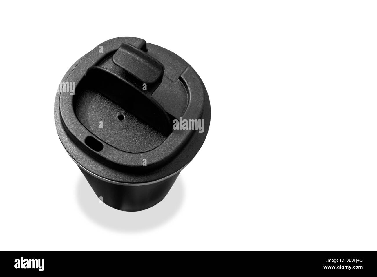 Tasse thermo noire pour thé ou café sur fond blanc. Tasse thermos pour boissons chaudes Banque D'Images